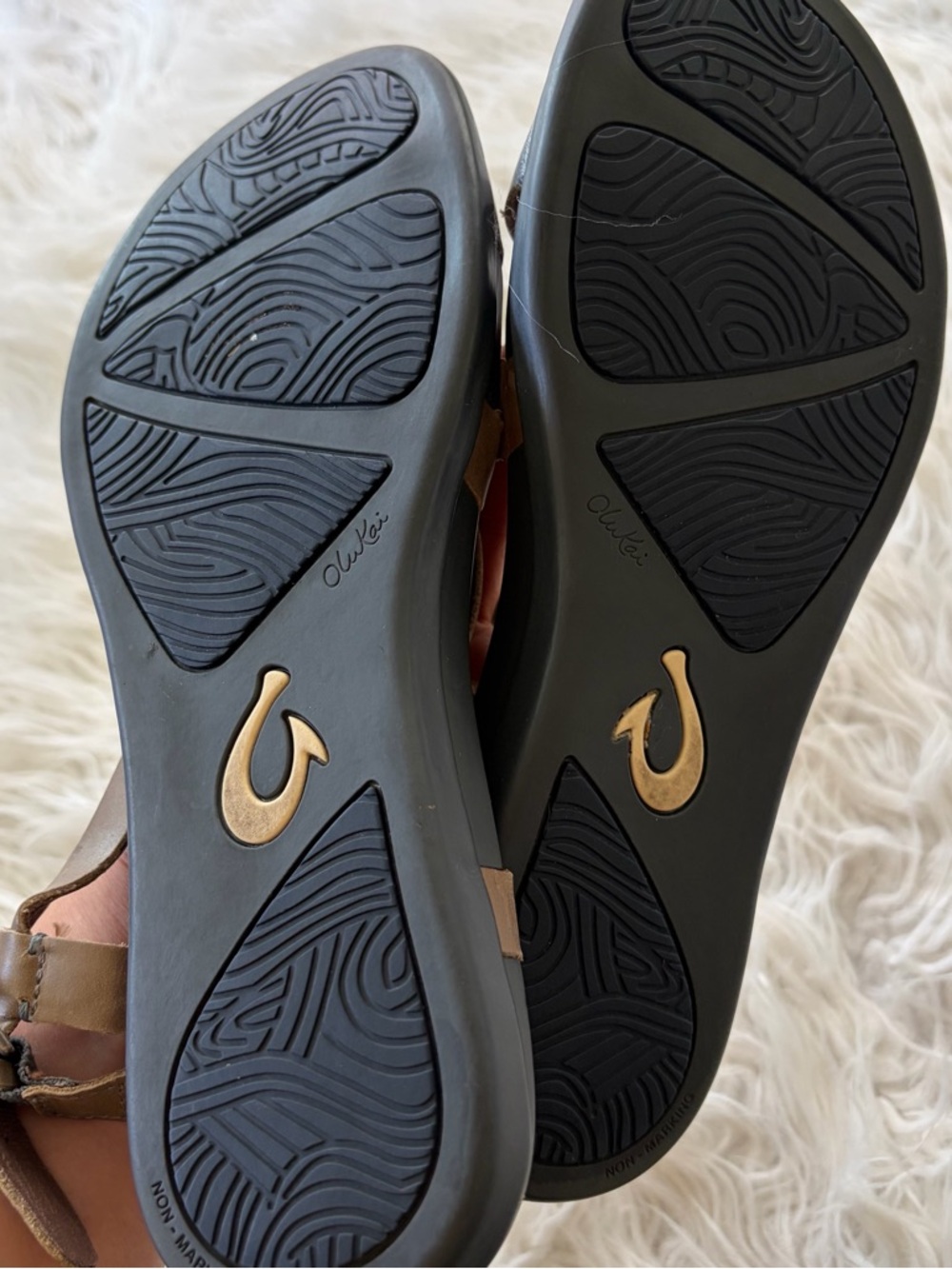 OluKai Metallic Taupe and Silver Cross-Strap Sandals Lightweight Size 9 - Picture 8 of 9